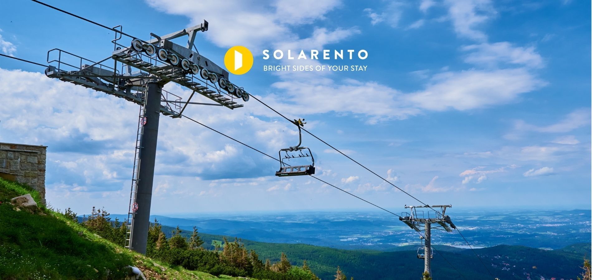 Panorama Karkonoszy i Karpacza o różnych porach roku – kiedy najlepiej odwiedzić region