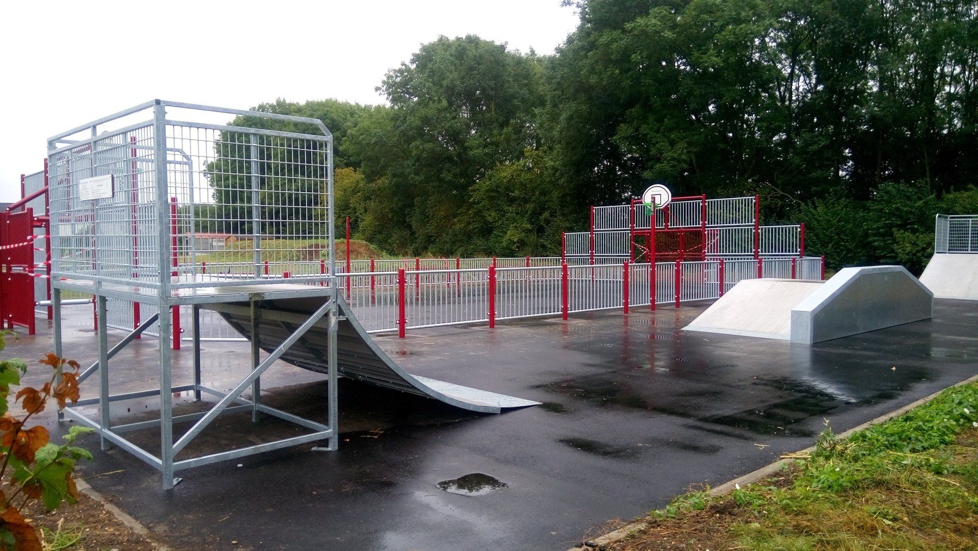 Skatepark devant un city stade