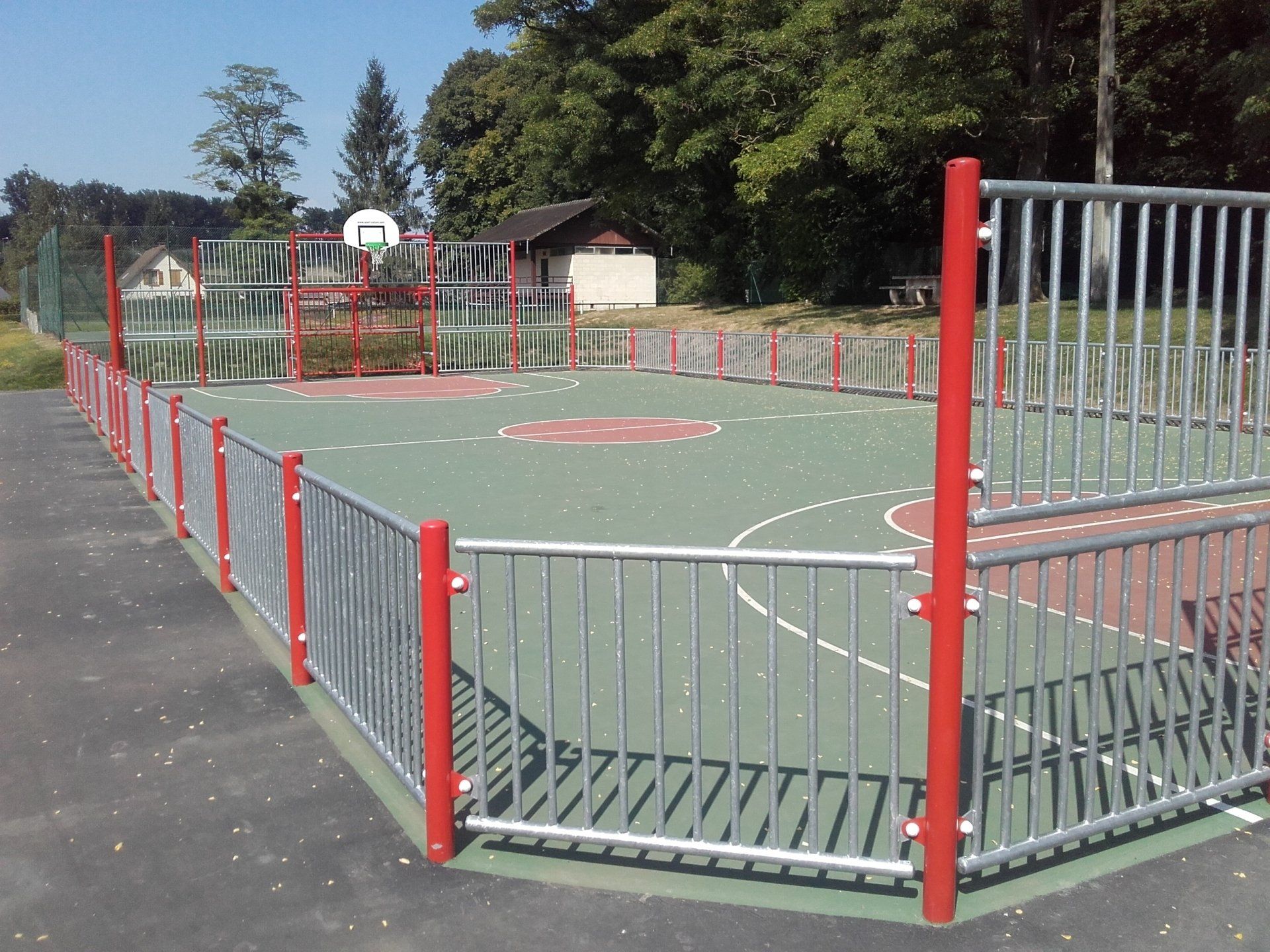 City avec barres rouges