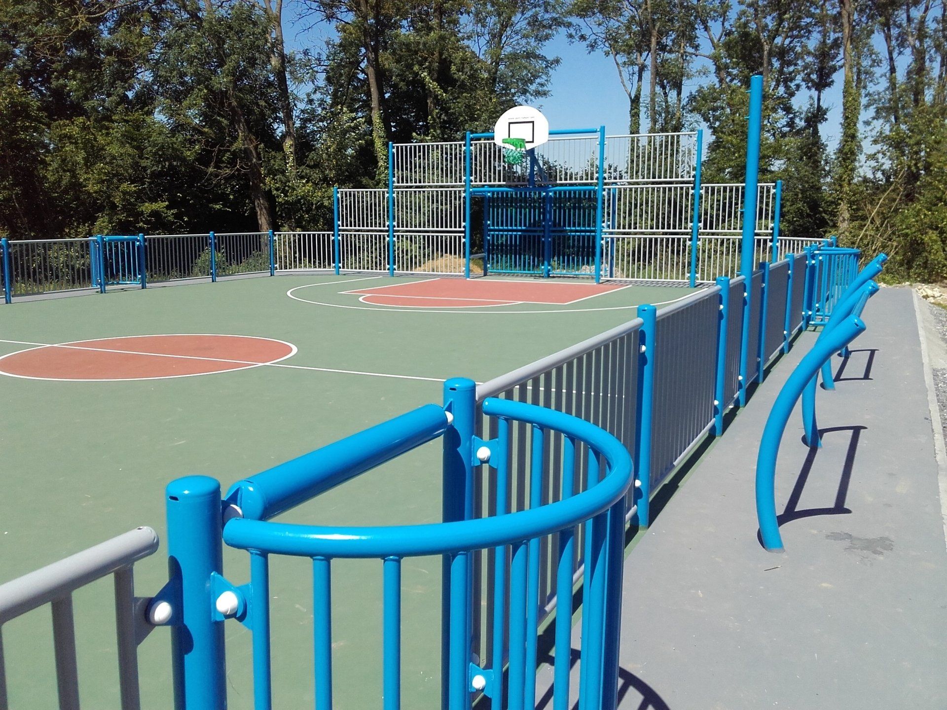 City avec barrière bleue