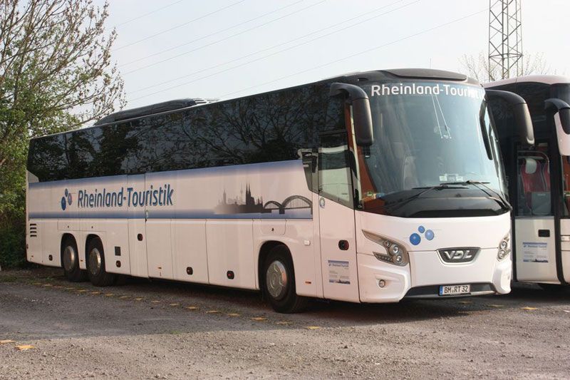 Ein Rheinland-Tour-Bus steht neben einem anderen Bus