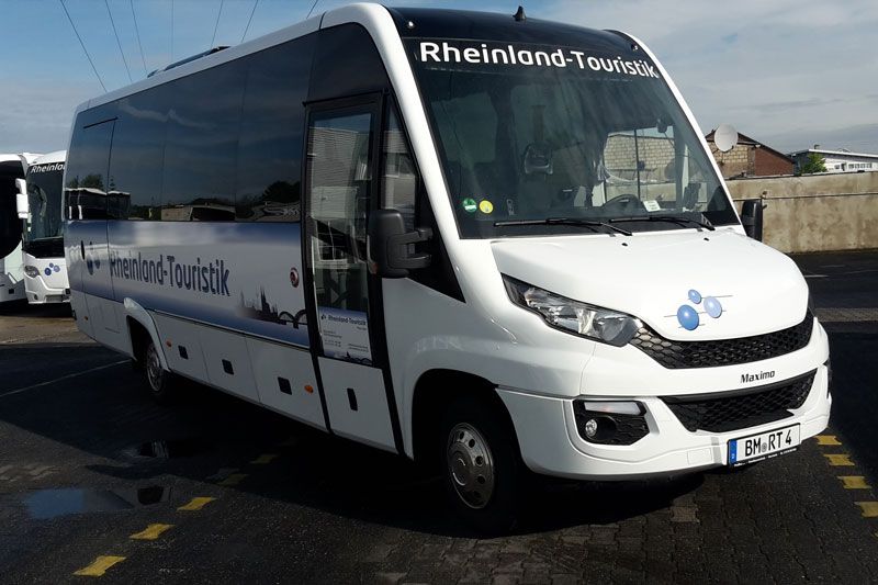 Ein weißer Bus mit dem Wort Rheinland-Partnerschaft auf der Vorderseite