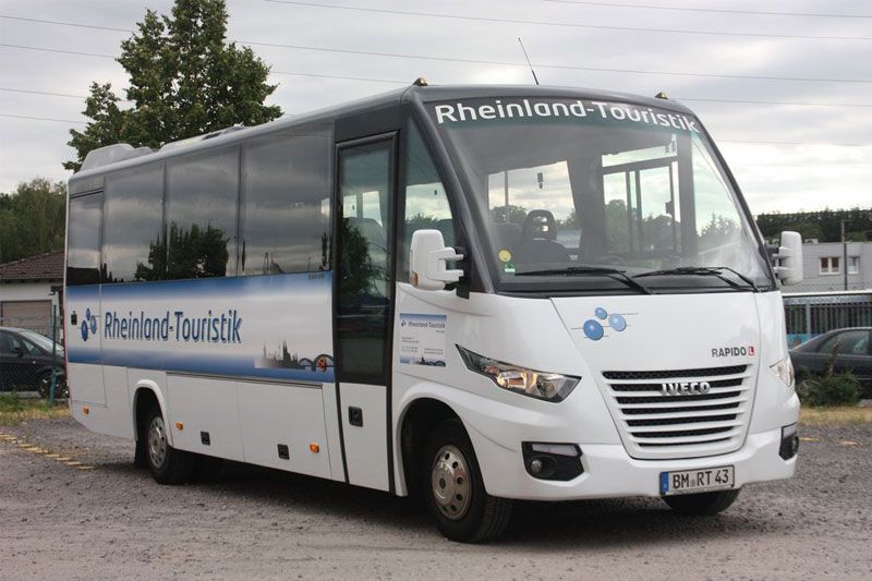 Ein Rheinland-Touristenbus steht auf einem Parkplatz