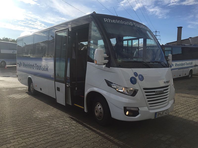 Ein weißer Bus mit der Aufschrift „Rhein“ auf der Vorderseite