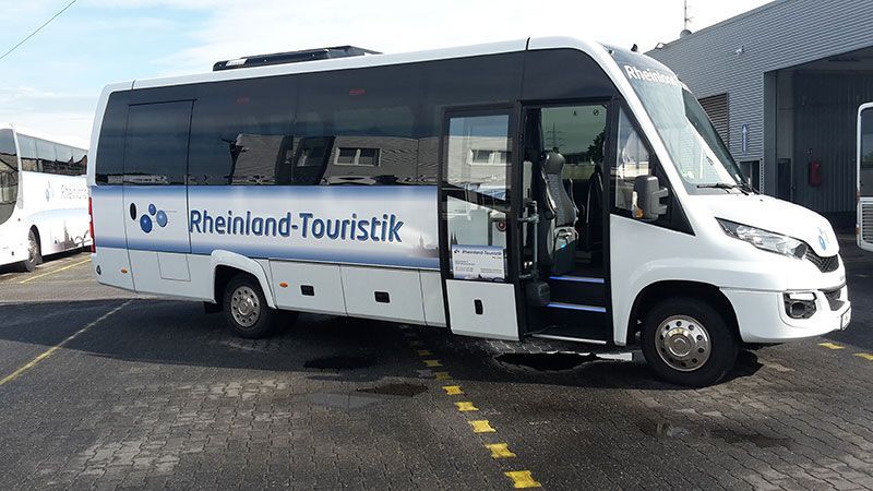 Ein Plainfond-Touristik-Bus steht auf einem Parkplatz