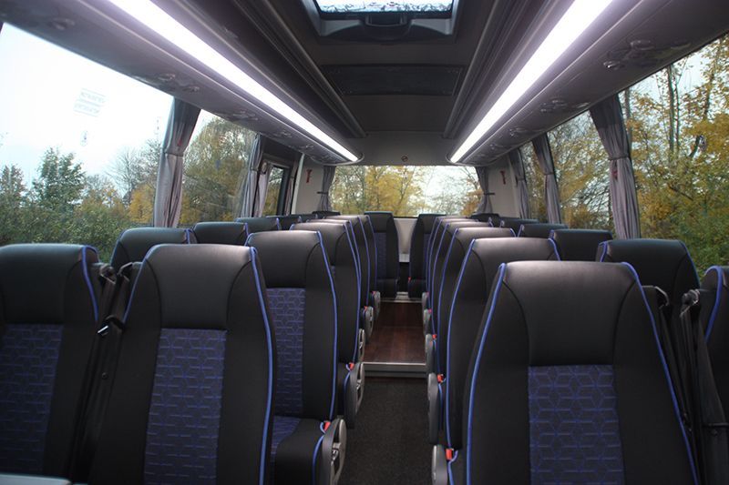 Das Innere eines Busses mit blauen und schwarzen Sitzen