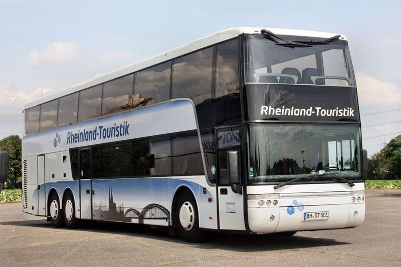Ein Doppeldeckerbus der Rheinland-Touristik steht auf einem Parkplatz