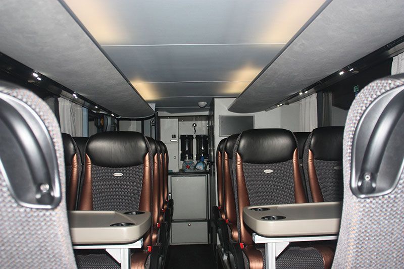 Das Innere eines Busses mit Tischen und Stühlen