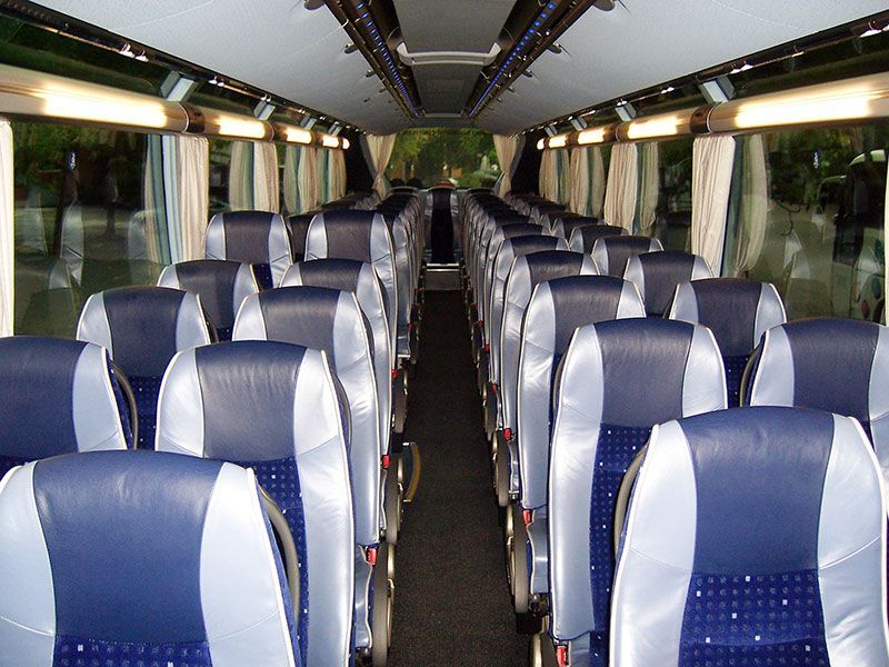 Das Innere eines Busses mit blauen und weißen Sitzen