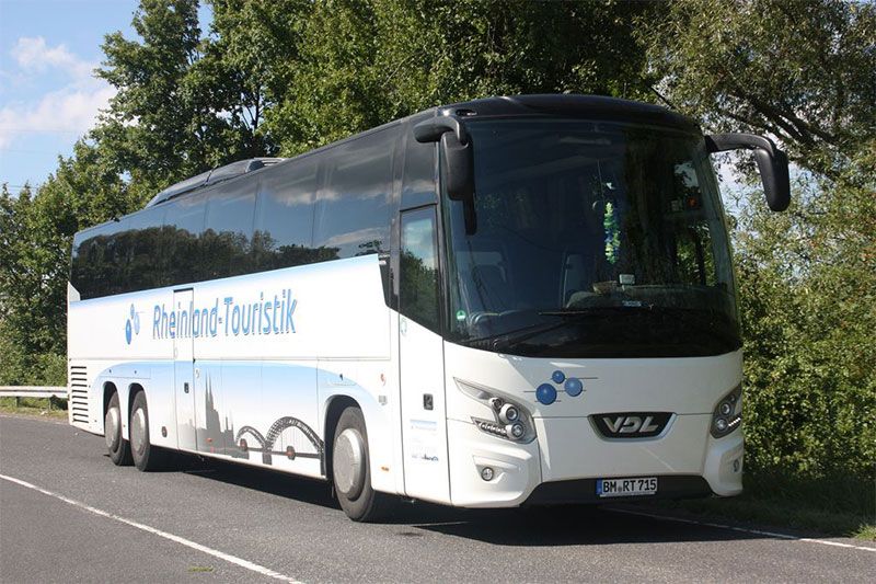 Ein Bus mit dem Wort Tourist auf der Seite