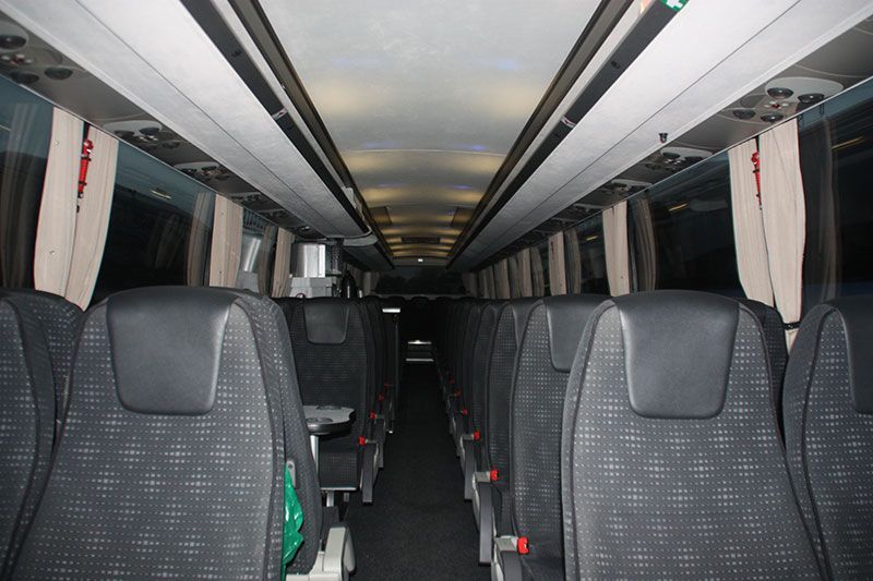 Das Innere eines Busses mit vielen Sitzplätzen