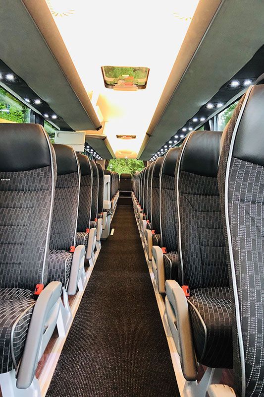Das Innere eines Busses mit vielen Sitzplätzen
