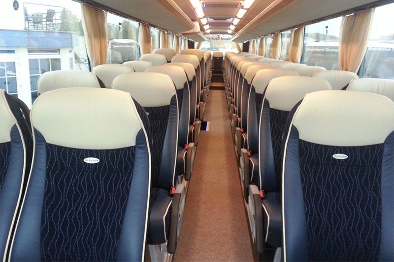 Das Innere eines Busses mit blauen und weißen Sitzen