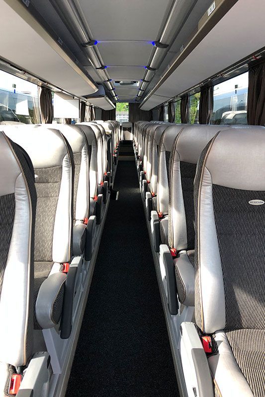 Das Innere eines Busses mit vielen Sitzplätzen
