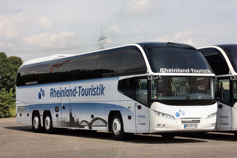 Zwei Busse der Rheinland Touristik stehen nebeneinander