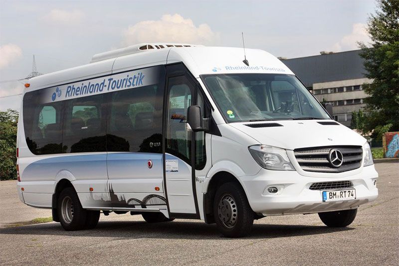 Ein weißer Mercedes-Van steht auf einem Parkplatz