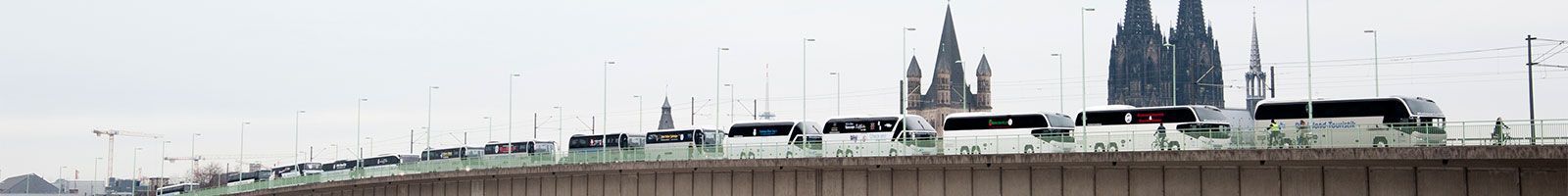 Ein verschwommenes Bild einer Stadtskyline mit einer Brücke im Vordergrund.