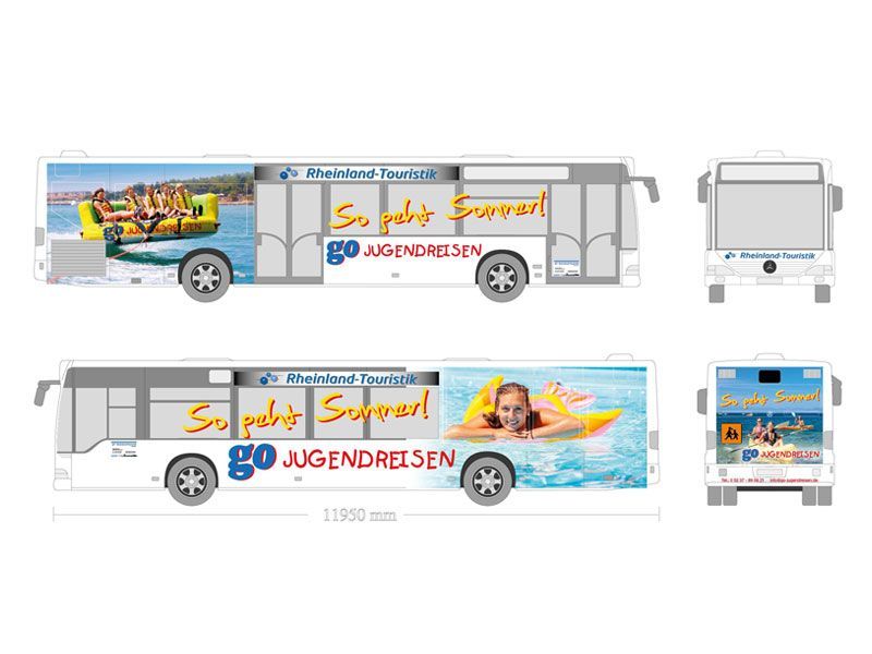 Ein Bus mit einem Bild einer Frau auf einem Floß an der Seite