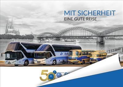 Eine Gruppe Busse parkt vor einer Brücke.