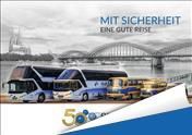 Eine Gruppe von Bussen parkt nebeneinander vor einer Brücke.