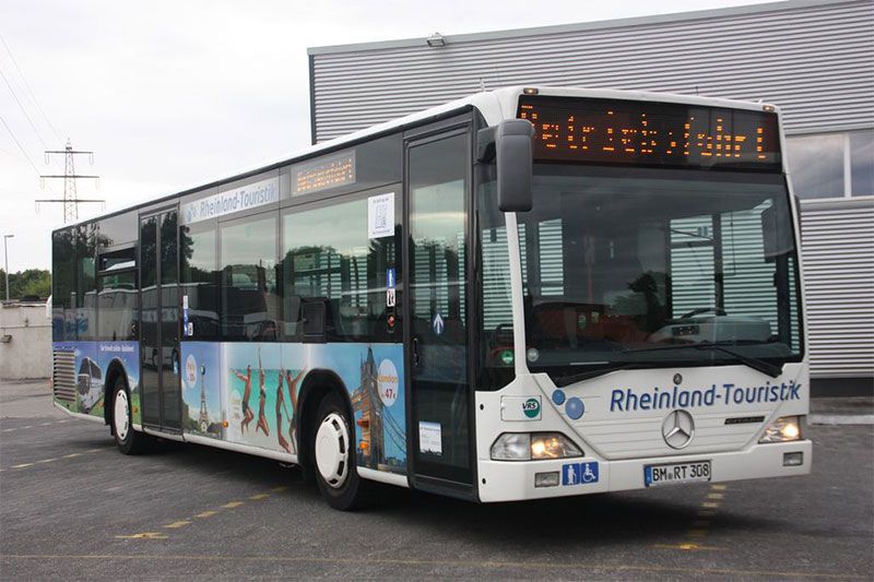 Ein Bus mit dem Wort Rheinland auf der Vorderseite