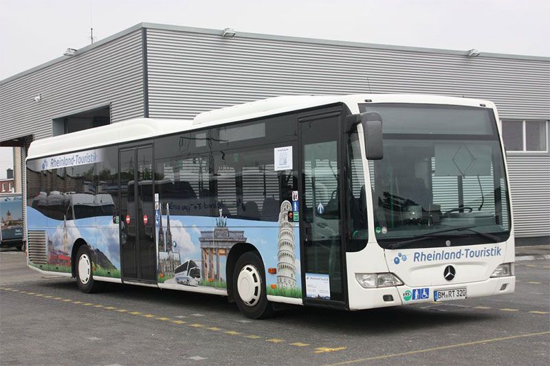 Ein Mercedes-Bus steht vor einem Gebäude