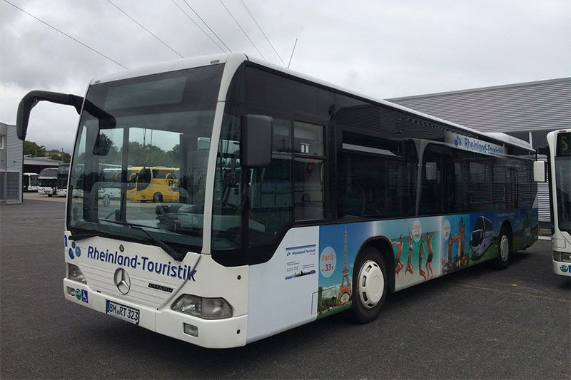 Ein Bus mit dem Wort Tourismus darauf