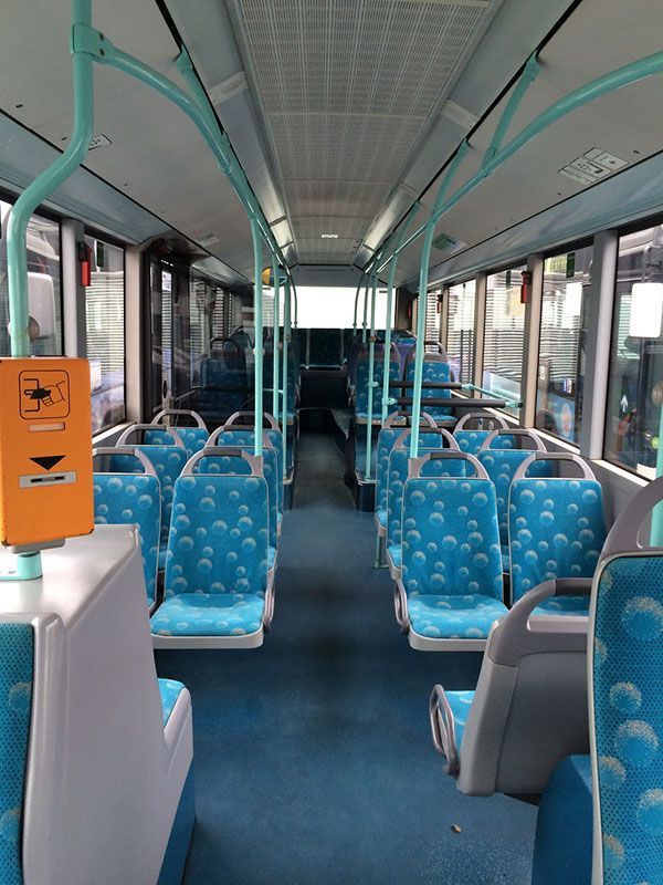 Das Innere eines leeren Busses mit blauen Sitzen