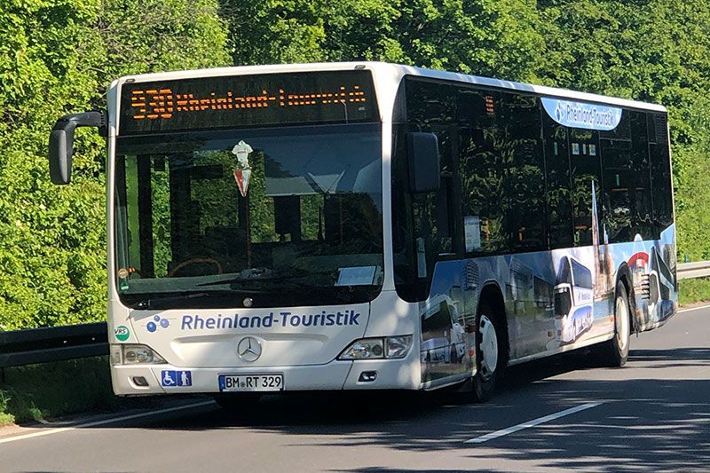 Ein Bus mit der Aufschrift „Rheinland-Tourismus“ auf der Vorderseite
