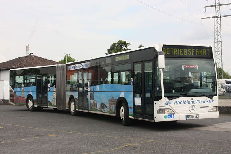 Ein Bus mit dem Wort Betriebsfahrt auf der Vorderseite