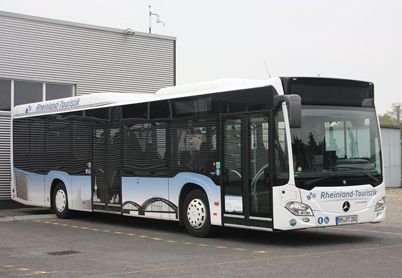 Ein Mercedes-Bus steht vor einem Gebäude