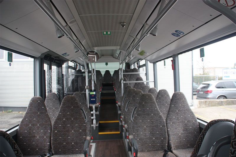 Das Innere eines Busses mit vielen Sitzen und Treppen