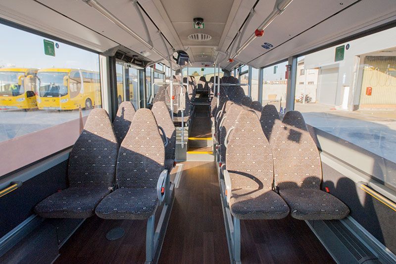 Das Innere eines Busses mit vielen Sitzplätzen