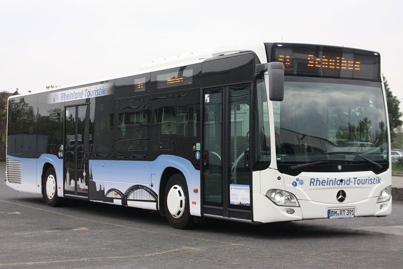 Ein Mercedes-Bus steht auf einem Parkplatz