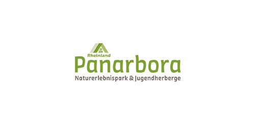 Ein grün-weißes Logo für panarbora Naturtechnikpark & ​​Jugendherberge
