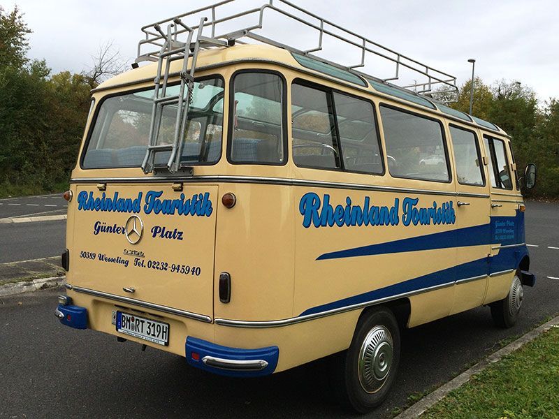 Ein Rheinland-Touristenbus steht auf einem Parkplatz