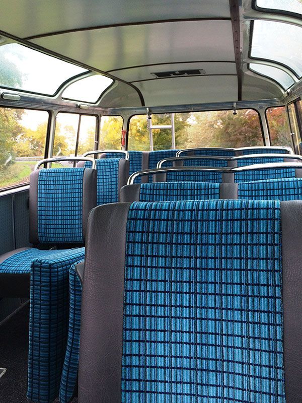 Das Innere eines Busses mit blau karierten Sitzen