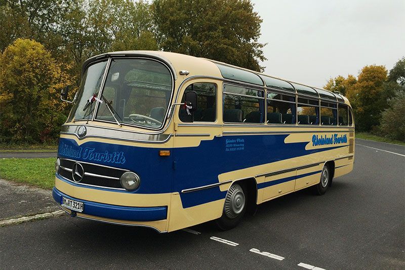 Ein blau-gelber Bus mit einem Nummernschild, auf dem steht: eh 88