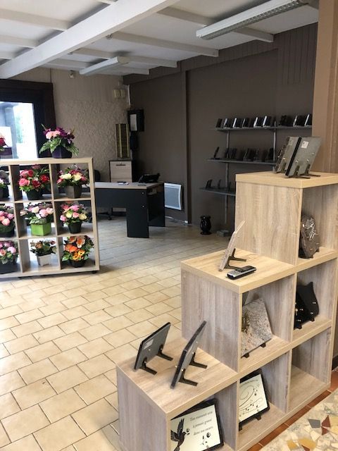 Rayonnages de fleurs et marbrerie