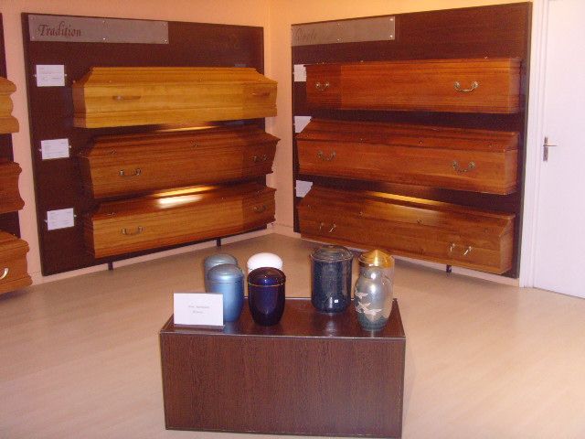 Intérieur d'une agence avec des cercueils et des urnes