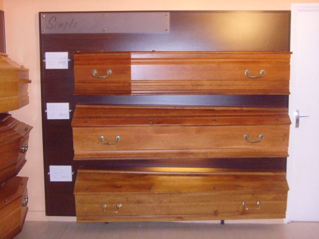 Présentoir de cercueils en bois