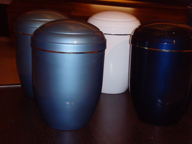 Quatres urnes funéraires noire, blanche et bleues
