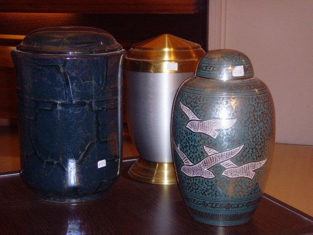 Trois urnes funéraires
