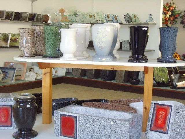 Décorations funéraires et urnes funéraires