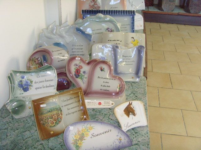 Différentes plaques funéraires à vendre