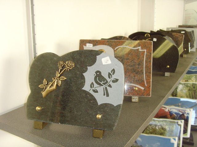 Gros plan sur des plaques funéraires