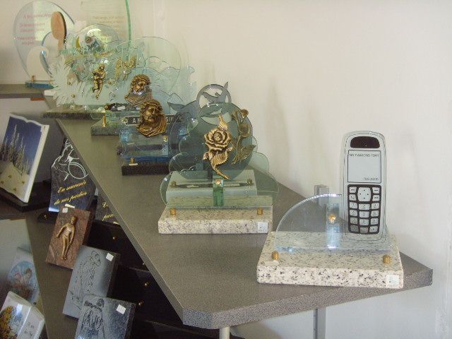 Etagère avec des plaques funéraires