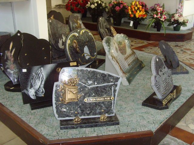 Présentoir avec des plaques funéraires