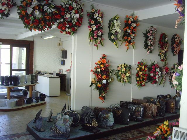Intérieur de notre boutique avec des compositions florales