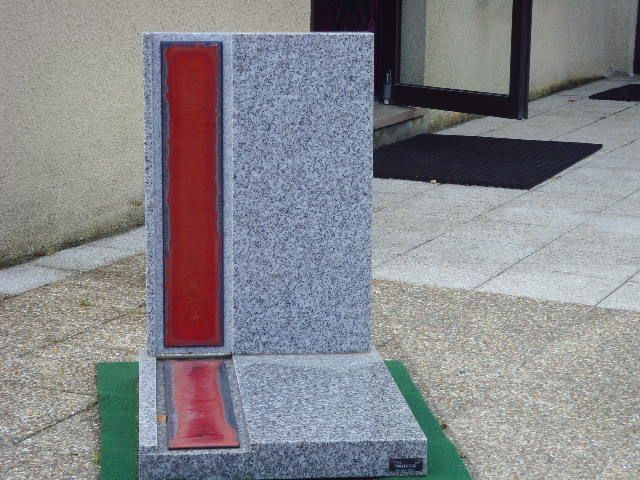 Marberie avec une bande rouge